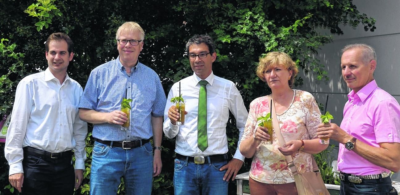 Ein Prost mit alkoholfreiem Birkensaft-Caipirinha (von links): Dr. Sascha Meßmer (Wirtschaftsförderer des Landkreises), Dr. Thilo Haßler (Wissenschaftlicher Leiter von Schoenenberger), Staatssekretär Dr. André Baumann, Diplom-Biologin Andrea Frank-Bühler und Betriebsleiter Bernd Hamann (beide Schoenenberger). Bild: Reichert