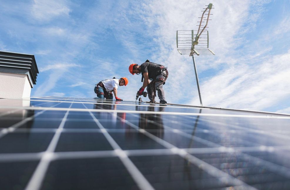 Um eine Photovoltaik-Anlage aufs Dach zu bauen, muss ein Handwerksbetrieb umfangreiche Dokumente bei der Verwaltung einreichen.