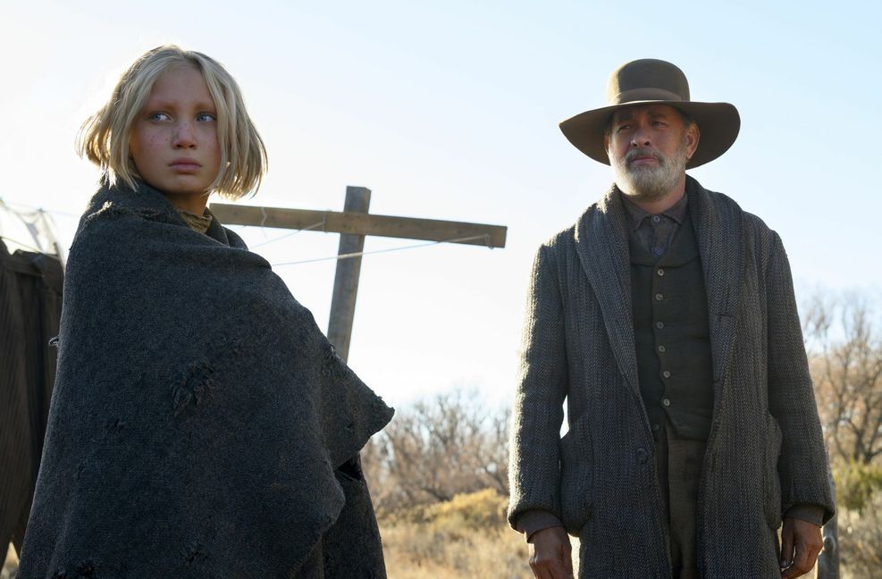 Helena Zengel an der Seite von Tom Hanks in dem Western „Neues aus der Welt“. Foto: Universal Pictures/AP