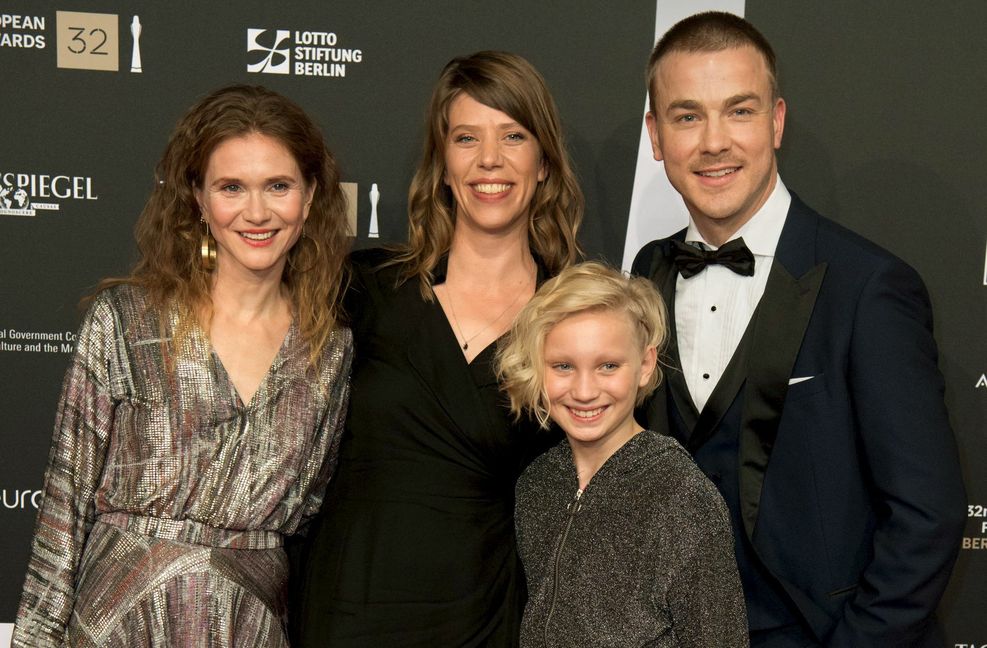 2019 bei der Verleihung des Europäischen Filmpreises in Berlin:  Lisa Hagmeister, „Systemsprenger“-Regisseurin Nora Fingscheidt, Helena Zengel und Albrecht Schuch (von links). Foto: &nbsp;