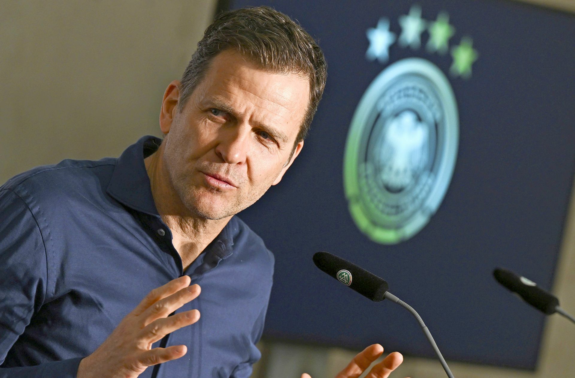 Botschaften aus dem Mannschaftshotel: DFB-Direktor Oliver Bierhoff.