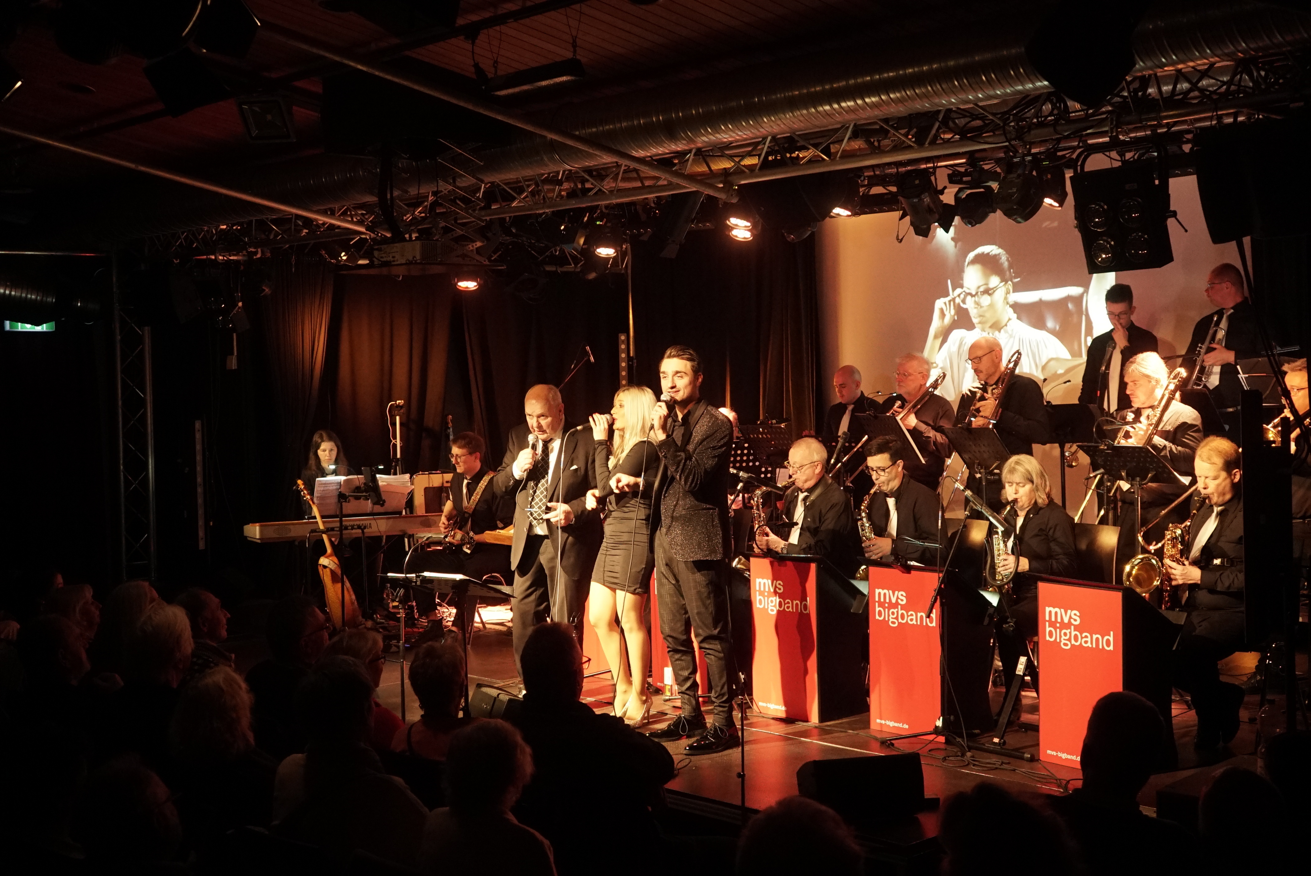 Die MVS Bigband beim Christmass Jazz im Pavillon in voller Vokalstärke mit Jörg Gebhardt (links), Tanja Losch und Alexander Wolff an den Mikros.    Bild: Heiden