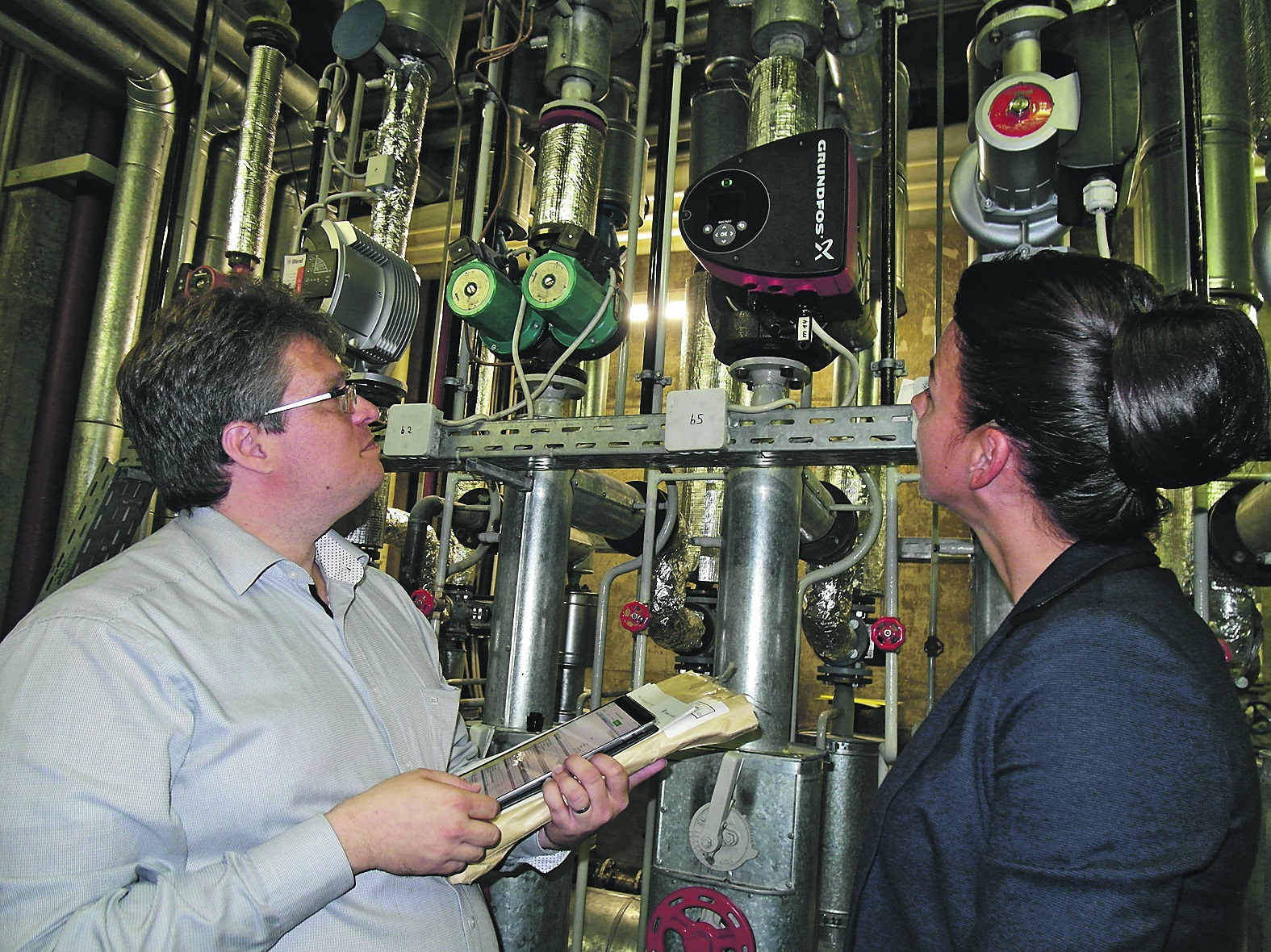 Steffen Holzmann und Natalie Kopestenski nehmen die Steuerungstechnik der Heizung im Böblinger Neuen Rathaus unter die Lupe. Hier könnte es Einsparungen durch Digitalisierung geben. Bild: Staber