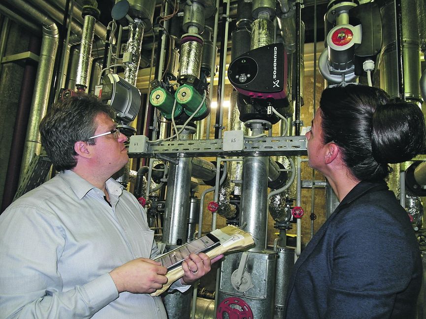 Steffen Holzmann und Natalie Kopestenski nehmen die Steuerungstechnik der Heizung im Böblinger Neuen Rathaus unter die Lupe. Hier könnte es Einsparungen durch Digitalisierung geben. Bild: Staber