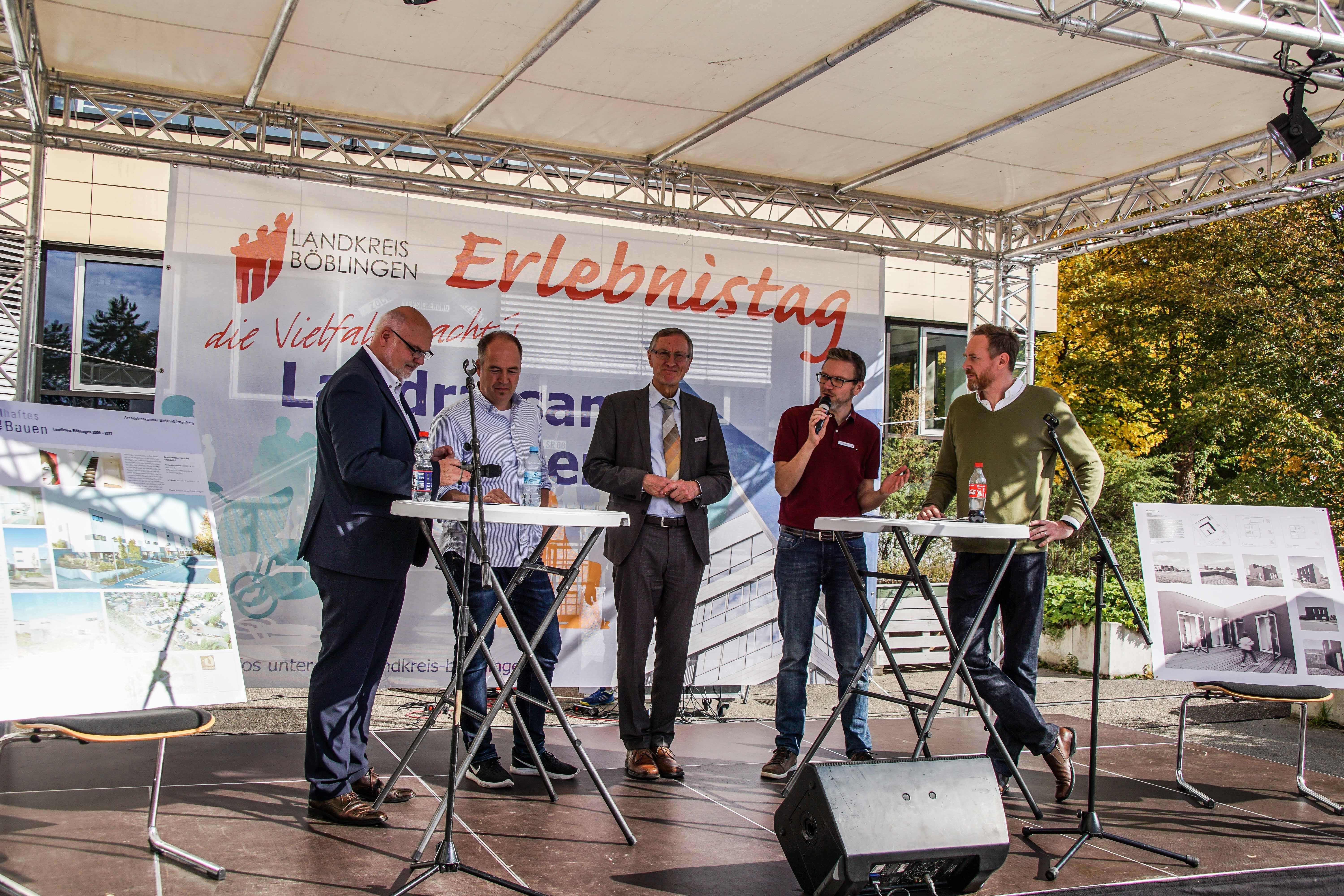Podiumsgespräch zum Thema Bauen im Landkreis Böblingen mit Landrat Roland Bernhard (Mitte) beim Tag der offenen Tür im Landratsamt.