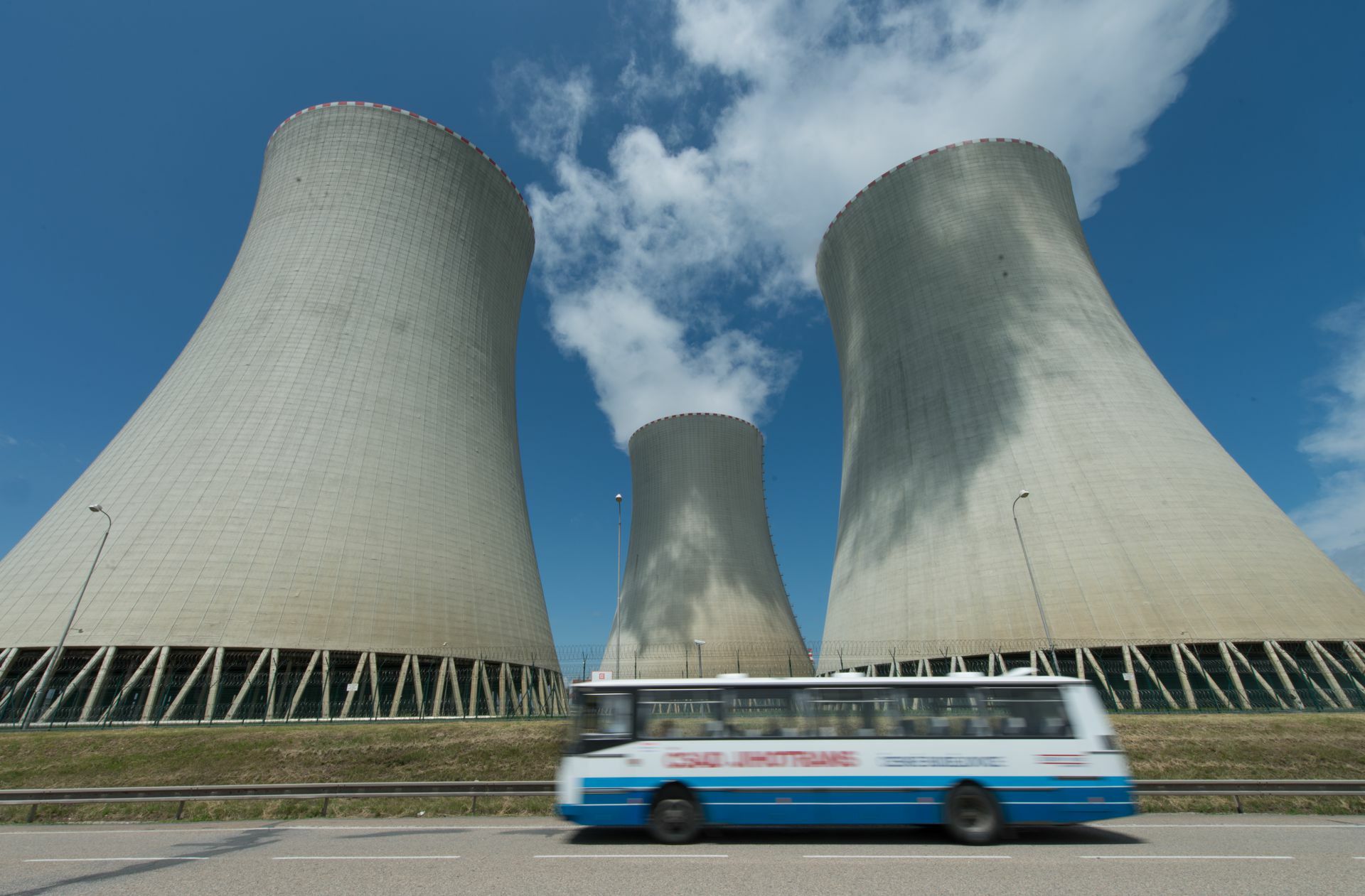 Atomkraftwerke wie hier im tschechischen Temelin sollen nach dem Willen der EU-Kommission als nachhaltige Energielieferanten eingestuft werden. Nicht nur Umweltschützer sind entsetzt.