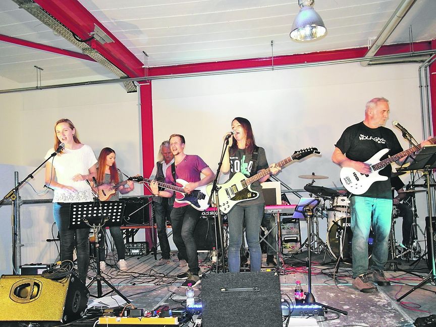 Die „Wolf-Gang“ beim „Maichinger Rocktober“: Neben Wolfgang Emmerich (rechts, Bass) spielen Antony Bissinger (Gitarre), Nora Brodmann (Gitarre), Ramona Brodmann (Ukulele), Thomas Daum (Mandoline), Jochen Pflieger (Keyboard), Sascha Luft (Schlagzeug) und Kerstin Kiefer (Gesang). Bild: Staber