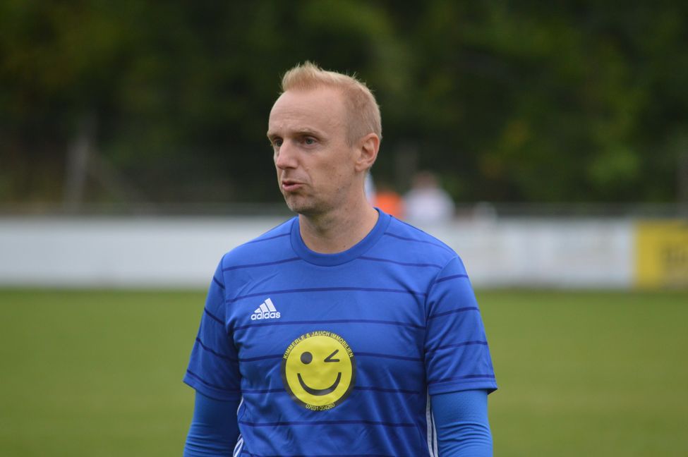 Trainer David Wieczorek würde beim TSV Hildrizhausen nur allzu gerne von außen lenken, muss aber immer wieder aufgrund personeller Engpässe auch auf dem Feld ran.Bild: Zvizdiç