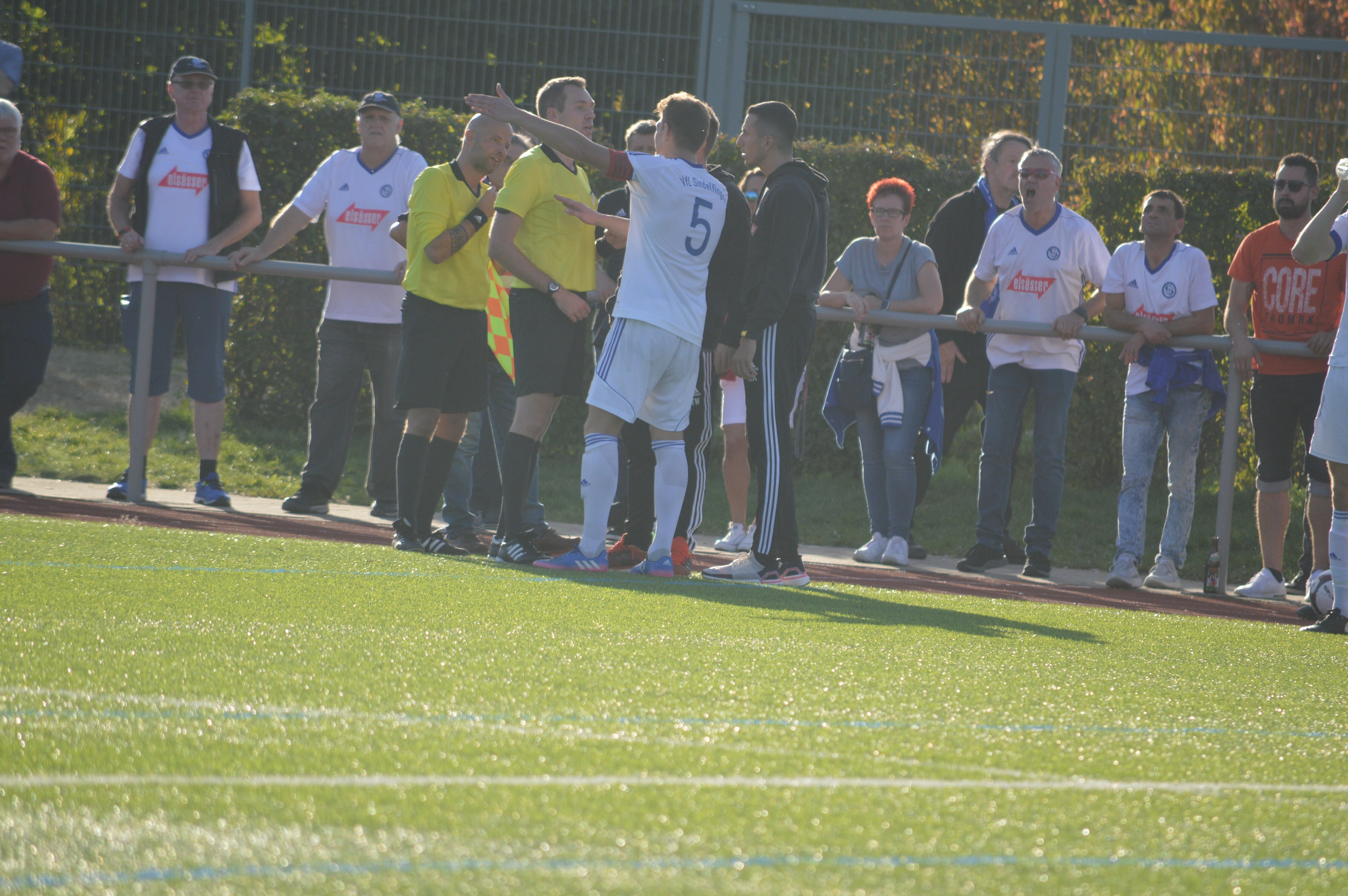 VfL-Kapitän Fabian Rupp und Co-Trainer Roberto Klug diskutieren mit Schiedsrichter Philipp Herbst über die umstrittene Szene kurz vor Schluss.  Bild: Zvizdic