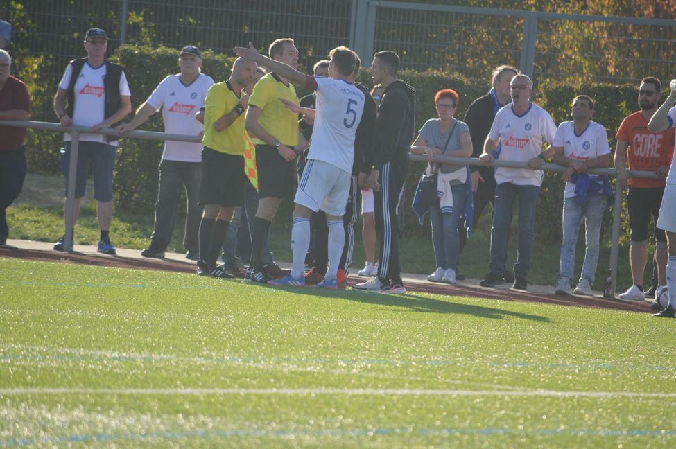 VfL-Kapitän Fabian Rupp und Co-Trainer Roberto Klug diskutieren mit Schiedsrichter Philipp Herbst über die umstrittene Szene kurz vor Schluss. Bild: Zvizdic
