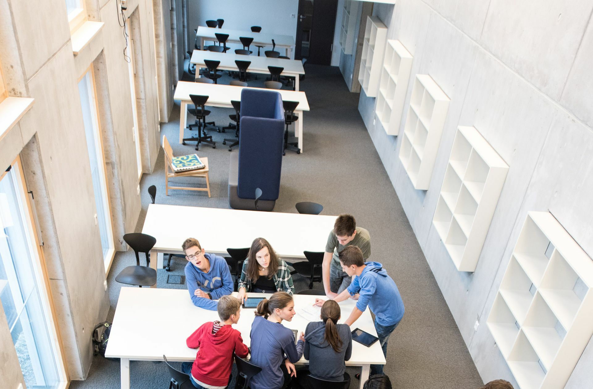 In der Alemannenschule gibt es keine Klassenzimmer. Auf dem Marktplatz arbeiten die Kinder zusammen, in den Lernateliers hat jeder seinen eigenen Platz.
 Foto: dpa/Patrick Seeger