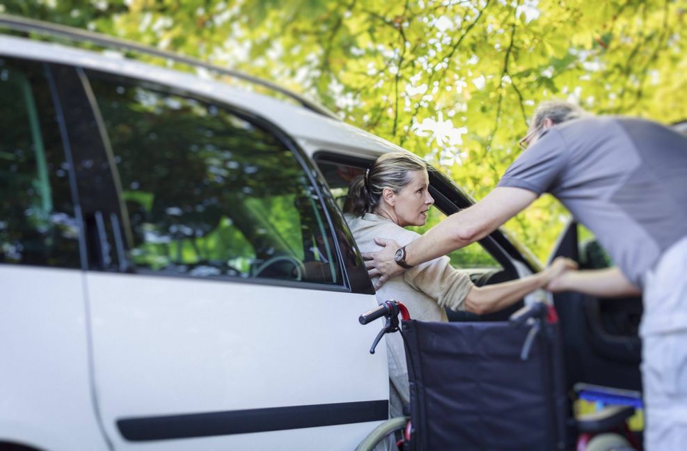 Das Merkzeichen aG im Schwerbehindertenausweis erhalten Personen mit außergewöhnlicher Gehbehinderung, das betrifft besonders Menschen, die auch für kurze Strecken zur Fortbewegung einen Rollstuhl brauchen.