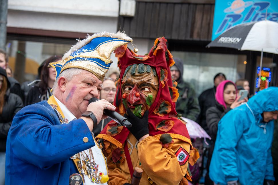Joachim Bühler, 1. Vorsitzender des Ehninger Karnevalvereins feuert gemeinsam mit den Rohra Waldhexen die Zuschauer an. Bild: Nüßle