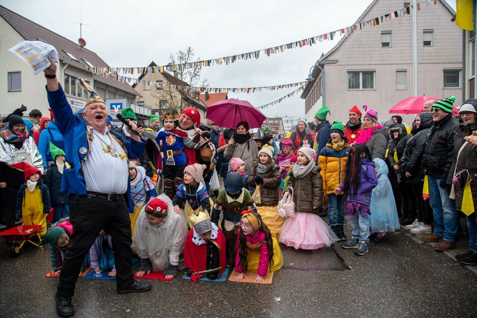 Joachim Bühler, 1. Vorsitzender des Ehninger Karnevalvereins und die Bühlzwerge vor dem Rathaus. Bild: Nüßle