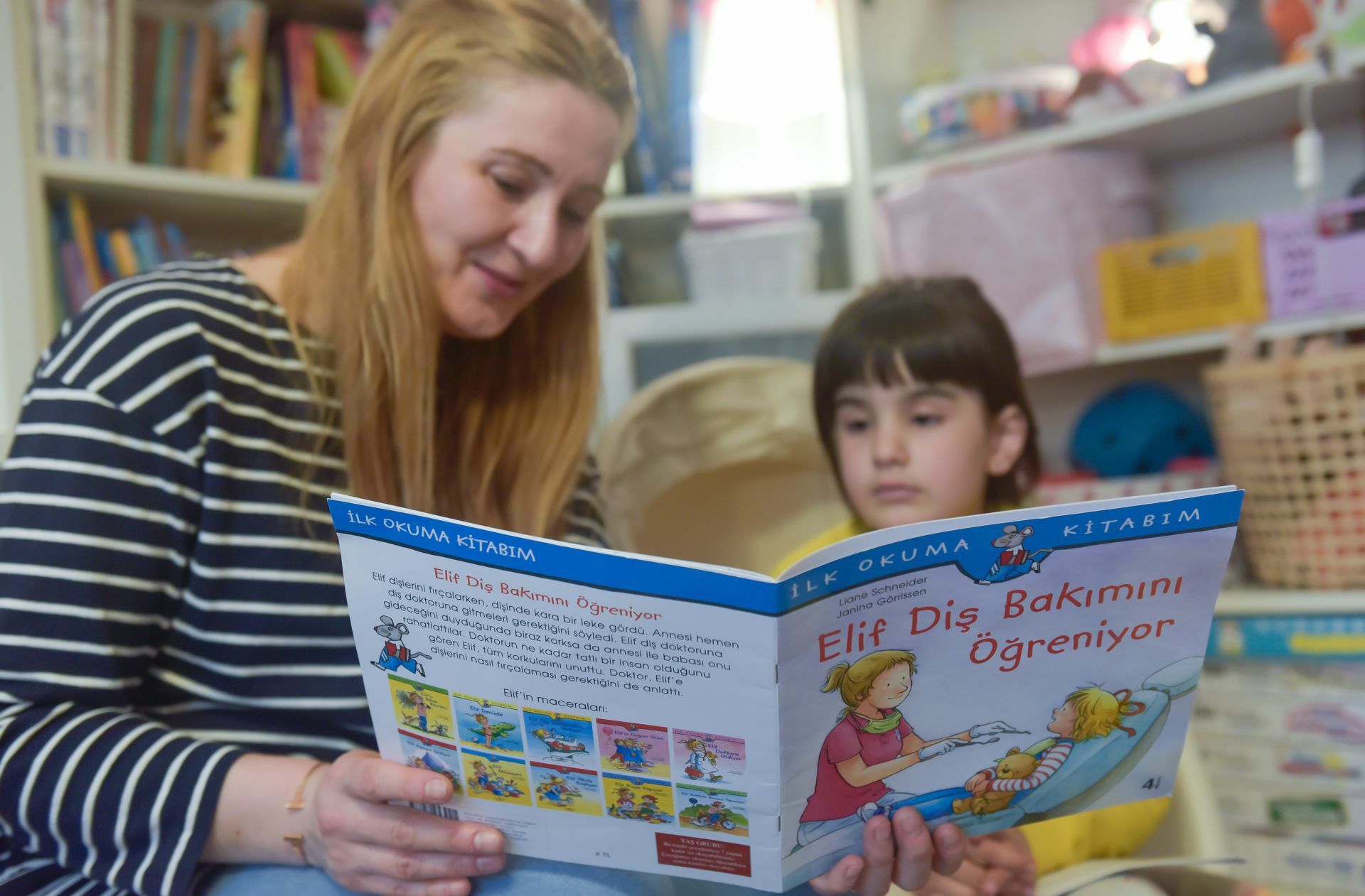 Damit Kinder die Herkunftssprache ihrer Familie gut lernen, ist es hilfreich,  Bücher vorzulesen.