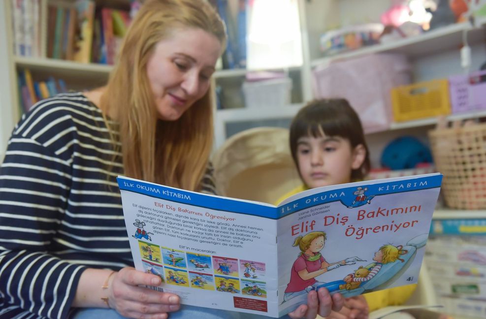 Damit Kinder die Herkunftssprache ihrer Familie gut lernen, ist es hilfreich,  Bücher vorzulesen.