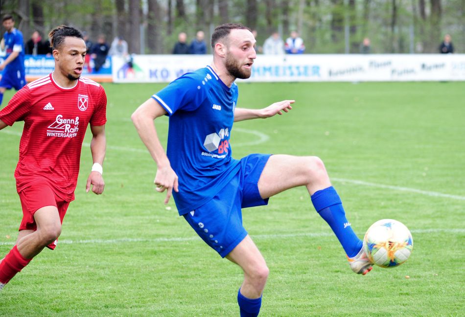 Torschützen unter sich: Mert Köse  (am Ball) und Darmsheim Duncan Cunion (links). Bild: photostampe/A