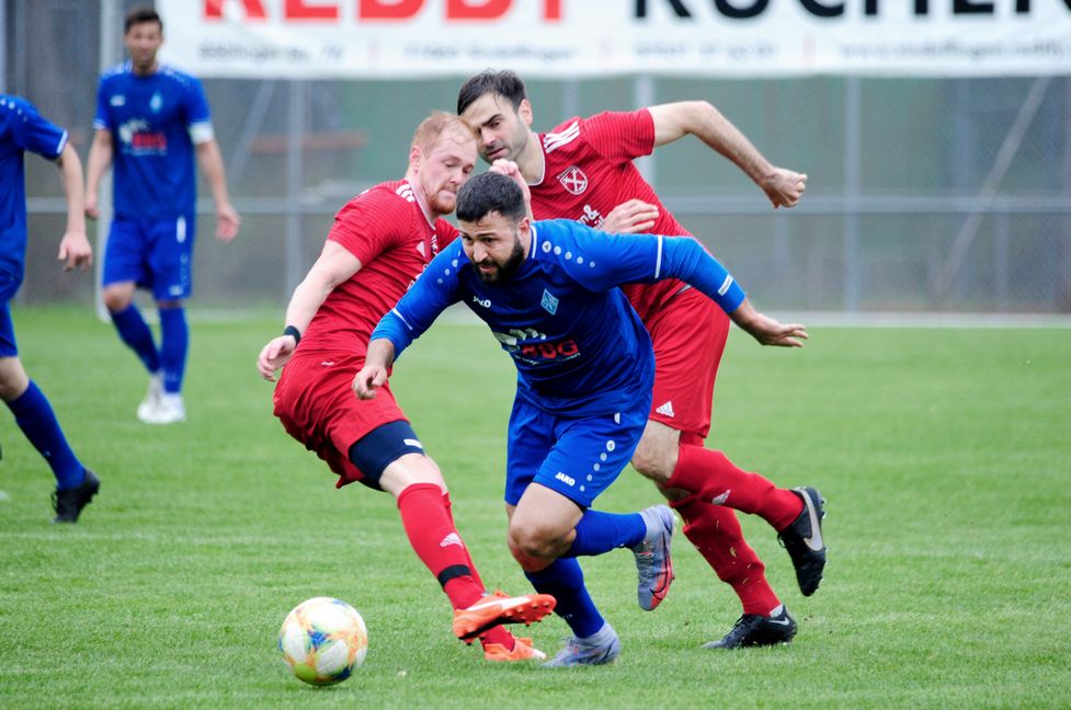 Tahir Bahadir (Mitte), traf für die SVB zum 3:1. Bild: photostampe