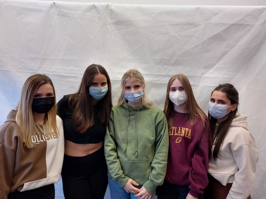 Laura, Sophia, Meliha, Julia und Lara haben die Impfung hinter sich bei der zweiten Impf-Aktiopn der Gottlieb-Daimler-Schulen.            Bild: z