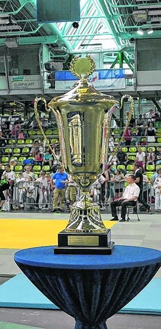 Um diesen Pokal geht es am Wochenende in Sindelfingen.  Bild: Vilz