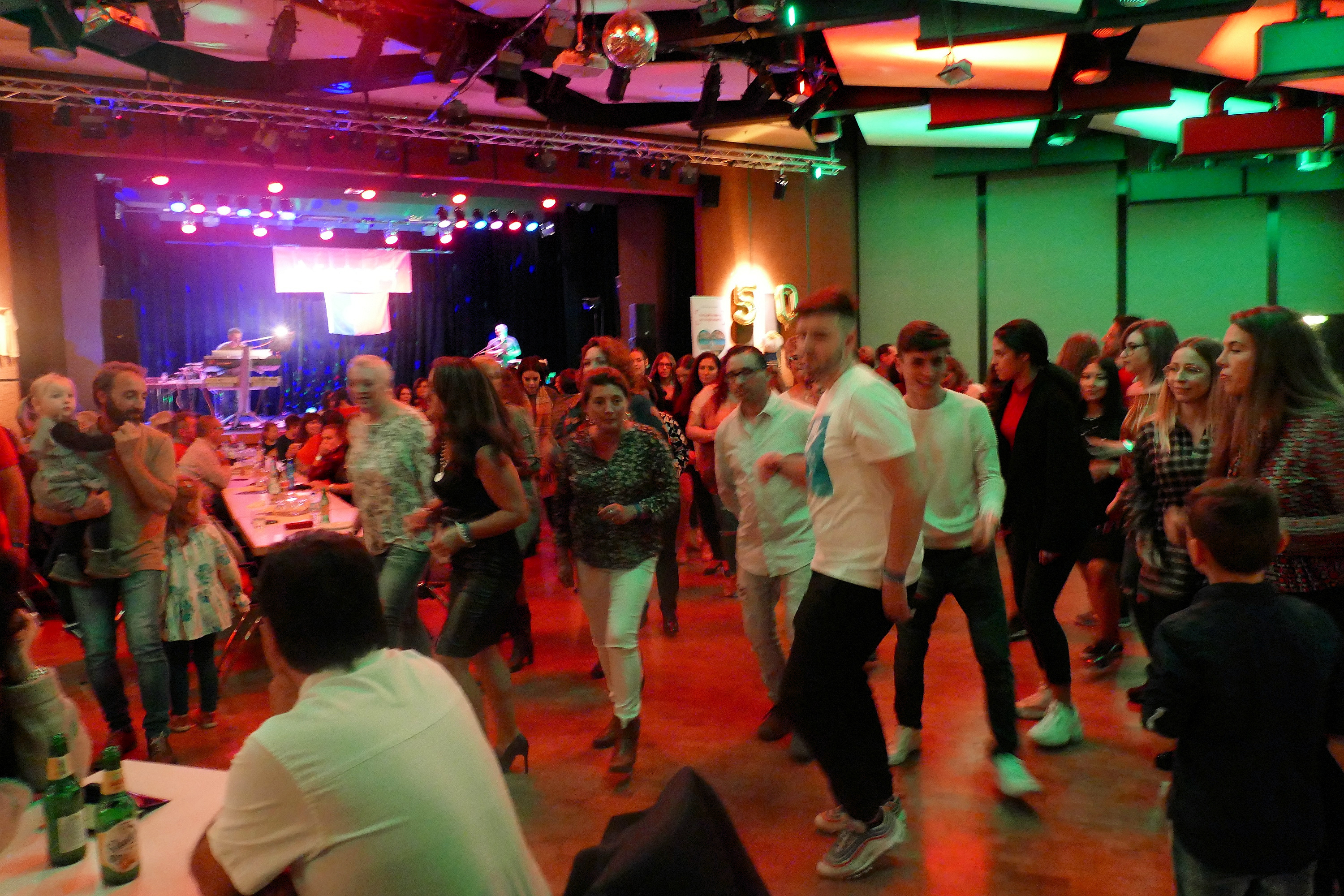 Auf der Bühne das Duo Teixeira und Henriques, im Saal die Gäste beim Kizomba