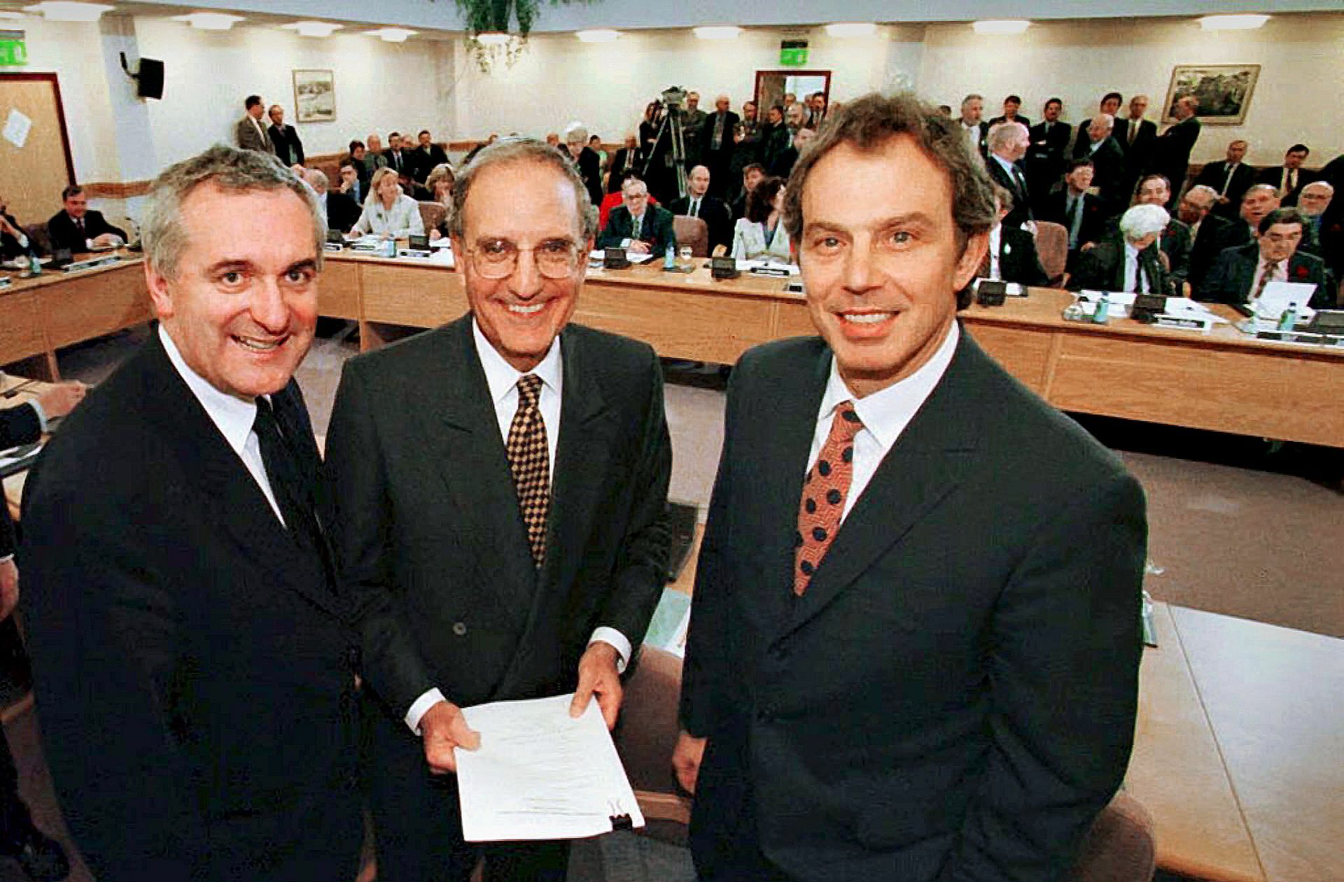Historischer Moment: Der britische Premierminister Tony Blair (rechts), US-Senator George Mitchell (Mitte) und der irische Premierminister Bertie Ahern unterzeichneten 1998 das „Karfreitagsabkommen“.