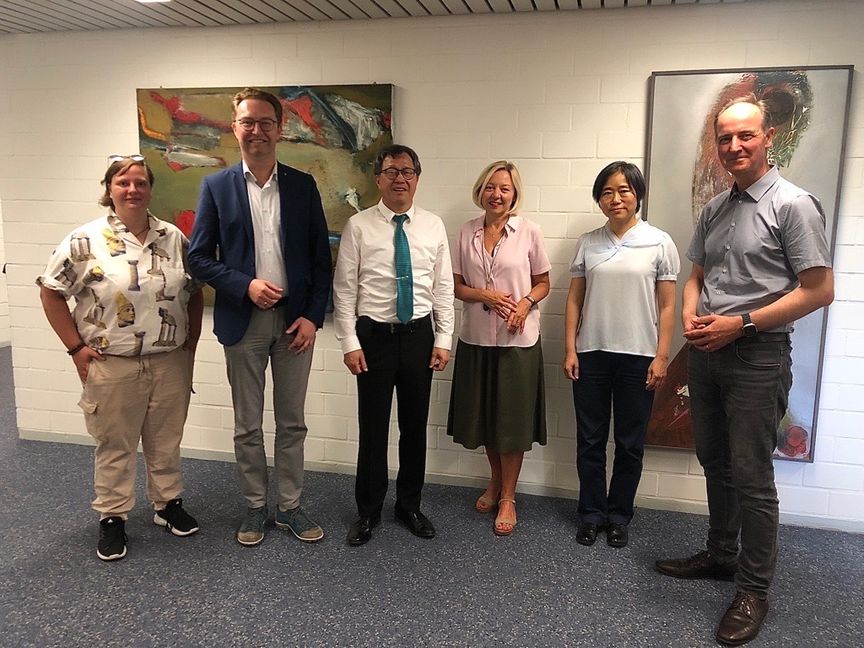 Freuen sich über den Austausch: (von rechts) Jule Kayser, Dr. Christian Hopf (Schulleiter GDS2), Prof. Jhy-Wey Shieh,  Kerstin Oswald (stellvertretende Schulleiterin GDS1), Jing Zeng und ürgen Patermann (Schulleiter GDS1).  Bild:z
