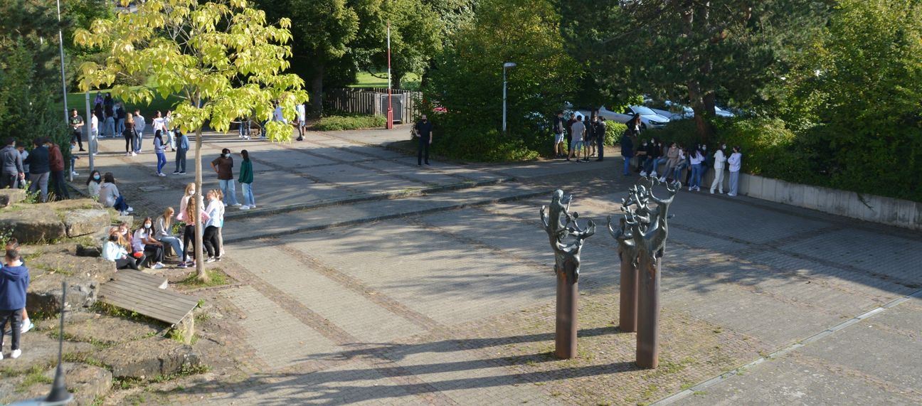 In kleinen Grüppchen verbringen die Schüler der Realschule Hinterweil in eingeteilten Bereichen ihre Pause im Freien. Bild: Groß