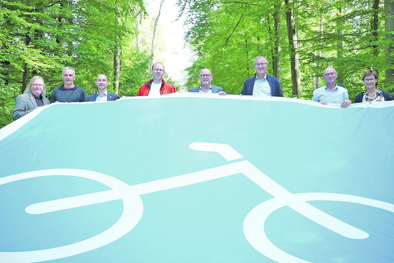 Beim Baubeginn eines Radschnellwegs im September 2018 hielten (von links) Stuttgarts Bürgermeister für Städtebau und Umwelt Peter Pätzold, ADFC-Vorstand der Ortsgruppe Böblingen Roland Schmitt, OB Dr. Stefan Belz, OB Dr. Bernd Vöhringer, Verkehrsminister Winfried Hermann, Landrat Roland Bernhard, Dr. Bernd Murschel, Landtagsabgeordneter der Grünen und Vize-Landtagspräsidentin Sabine Kurtz (CDU) das Radweg-Banner hoch.  Bild: Heiden/A
