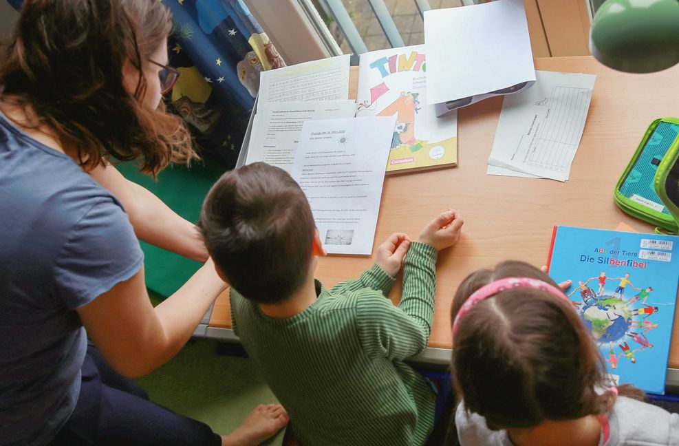 Daheim Kinder beschulen anstatt selbst zu arbeiten: Dafür können Eltern 2021 mehr Kinderkrankentage nehmen.
 Foto: dpa-tmn/Mascha Brichta