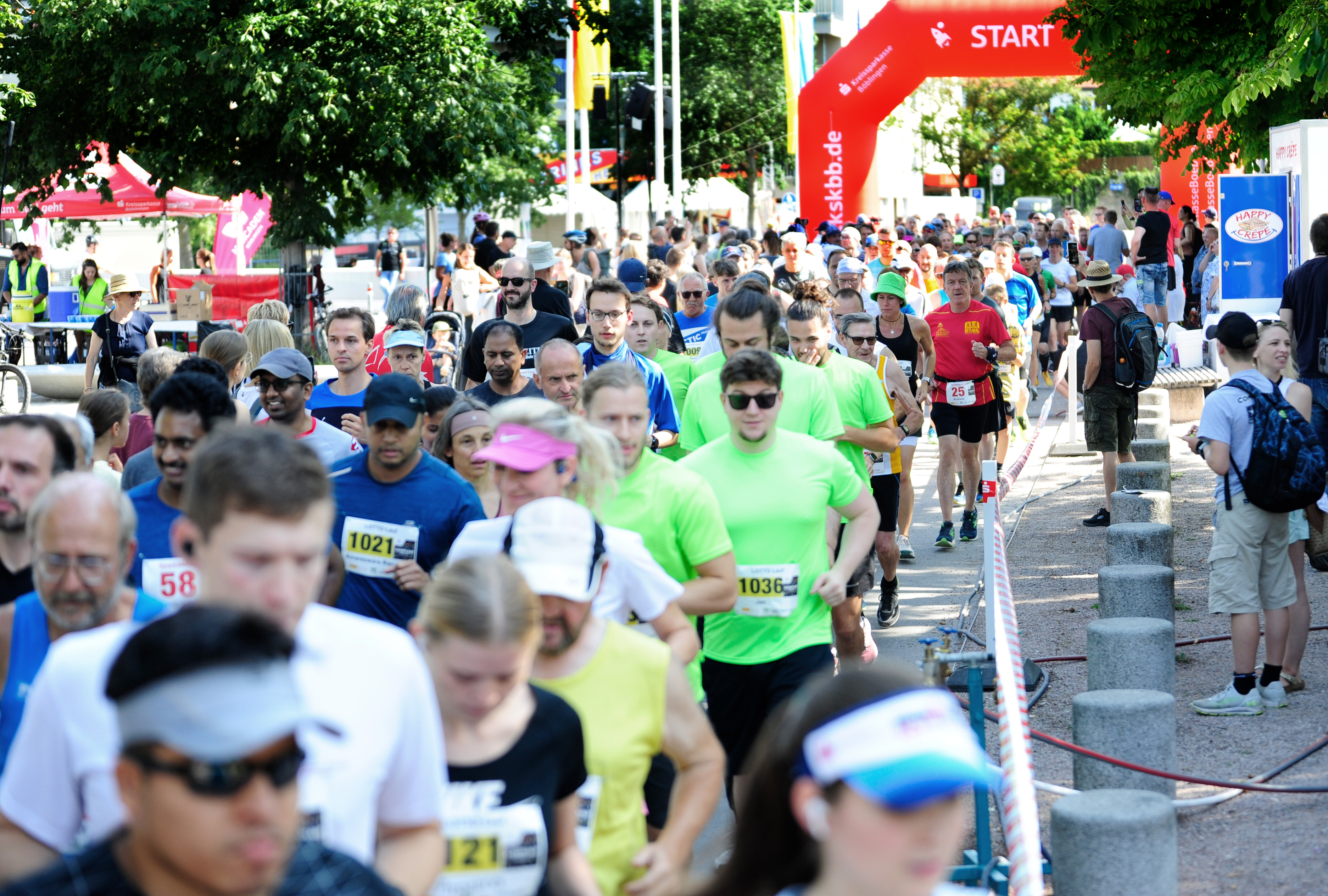 Beim Böblinger Stadtlauf gab es gestren einen fliegenden Start. Erst nach der Wandelhalle wurde aufs Tempo gedrückt. Bild: photostampe
