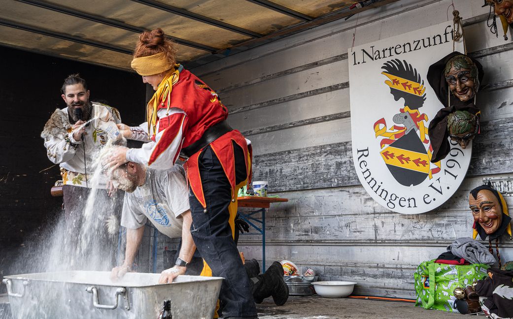 Ritual der Neuaufnahme in Renningen: Kopf unter Wasser und dann wurde Mehl über dem Kopf ausgeschüttet. Bild: Richter