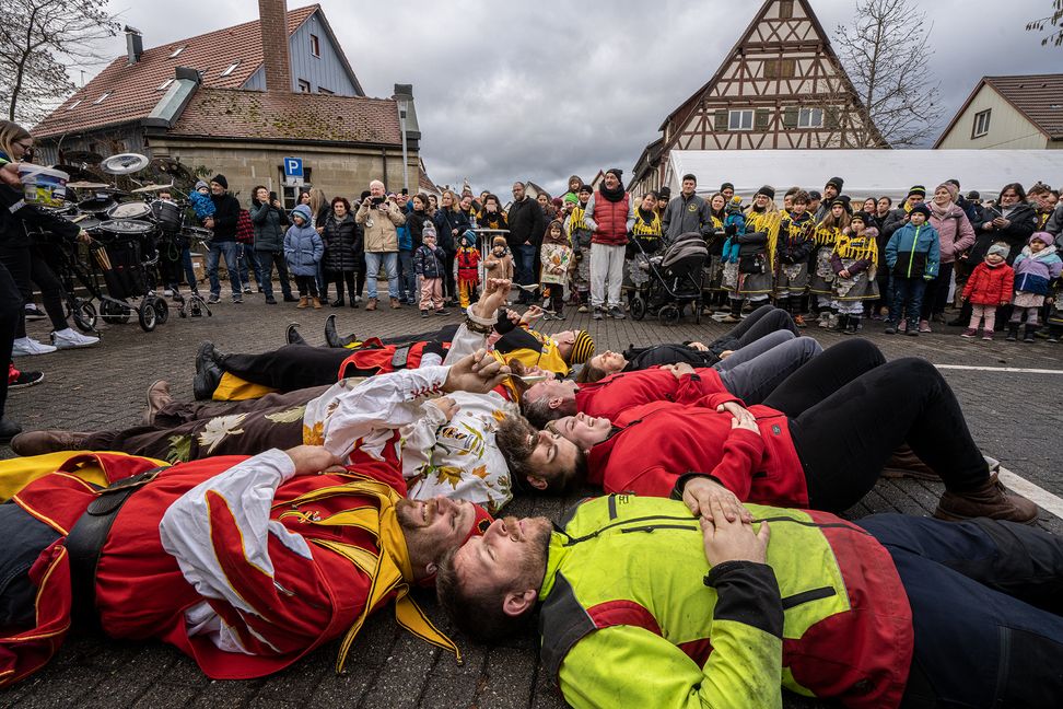 Da liegen die Aspiranten für eine Neuaufnahme bei den Narren und ihre Paten auf dem Renninger Kirchplatz. Bild: Richter