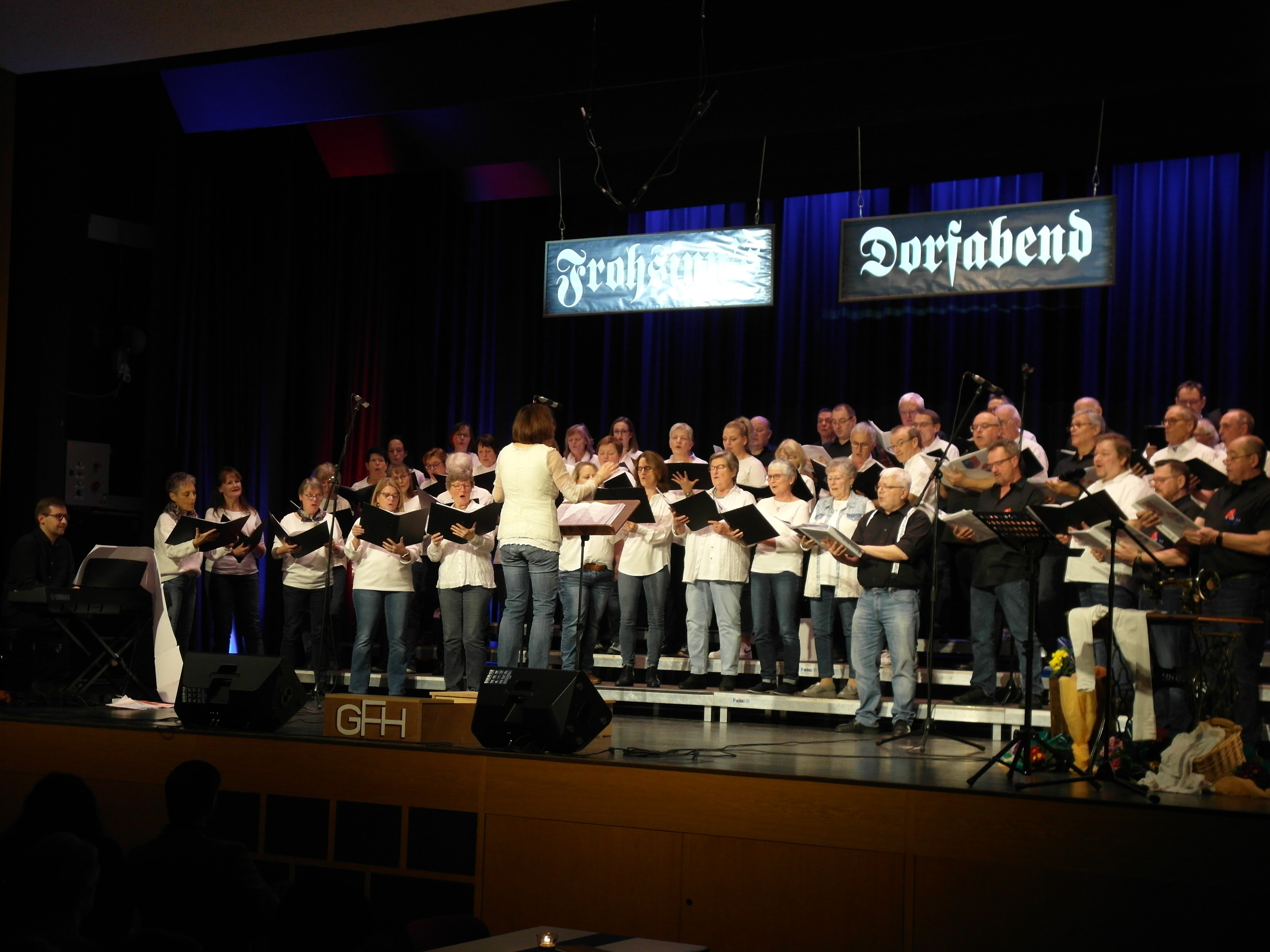 Beim 65. Dorfabend des Gesangsvereins Frohsinn Holzgerlingen haben sich vier Chöre unter der musikalischen Leitung von Judith Erb-Calaminus präsentiert, standen für Songs wie „Into the West“ oder „Bohemian Rhapsody“ auch gemeinsam auf der Bühne der Holzgerlinger Stadthalle und haben damit über 350 Besucher emotional berührt und begeistert. Bild: Staber