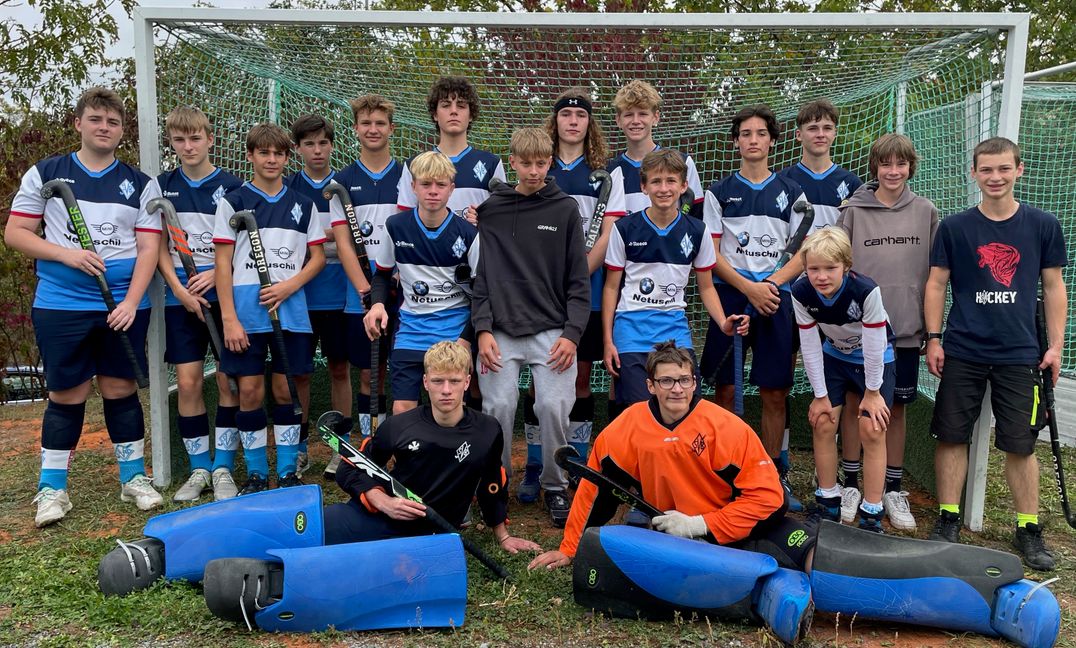 Das Böblinger U16-Team in Würzburg: von links Niklas Heyler, Tom Kässmann, Jannik Lehmann, Mark Pattermann, Paul Schneider, David Göppert, Christopher Jörg, Mats Laser, Elias Müller, Emil Röhm, Yannick Müller, Cristiano Dyson, Erik Aberle, Hannes Berger, Mattis Pohl, Linus Ulrich; vorn die Torhüter Torben Hartmann und Paul Herrmann. Bild: Meyer