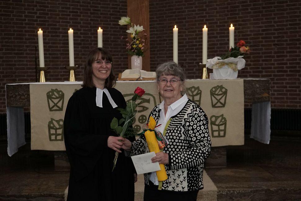 Pfarrerin Kathrin Lichtenberger verabschiedet Ingrid Balzer. Sie war seit 1978 Mitglied des Kirchengemeinderats der Christuskirche. Bild: Heiden