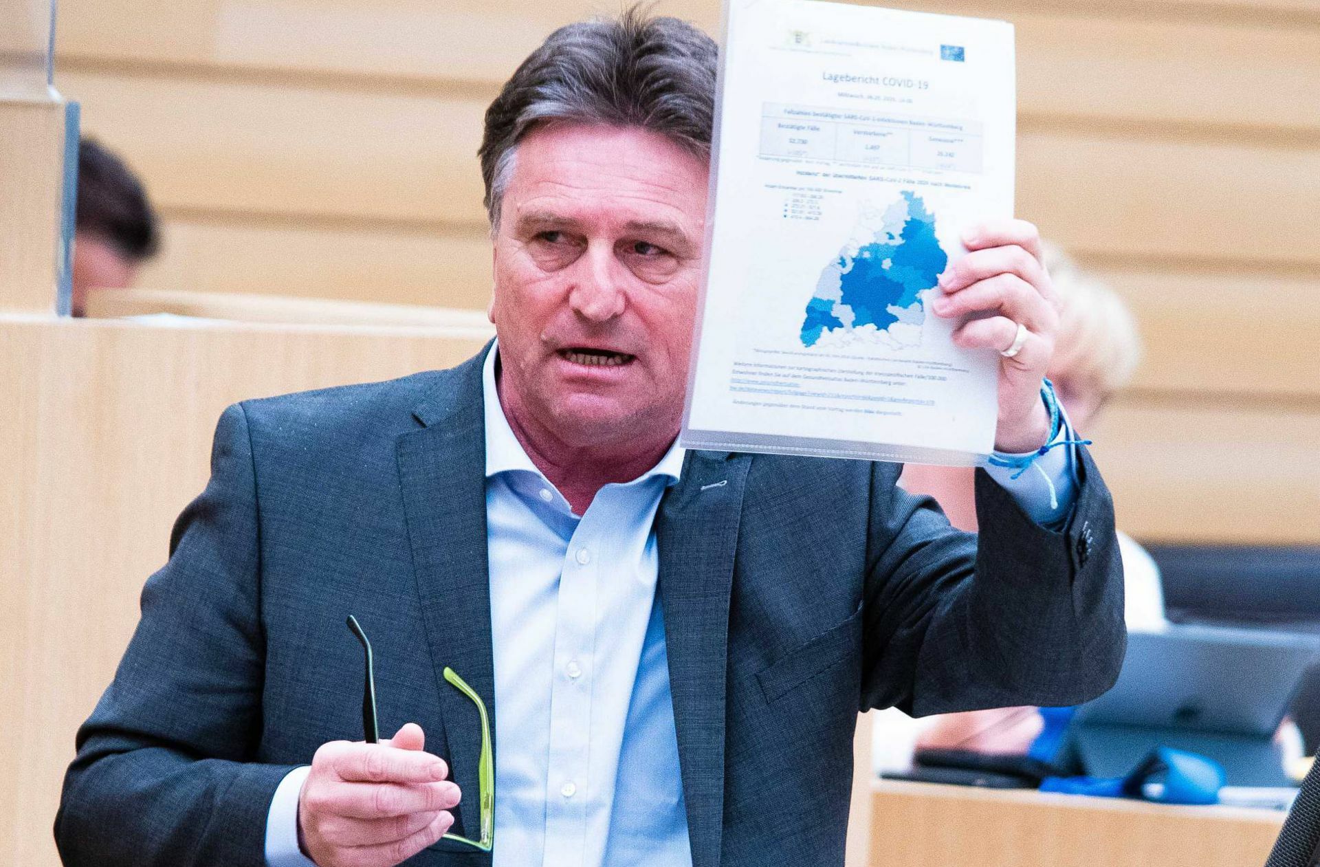 Sozialminister Manfred Lucha – da noch mit einem blau gefärbten Infoblatt zur Infektionslage.