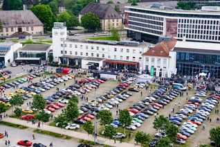 Das Porsche-Treffen auf dem Flugfeld vom Riesenrad aus gesehen. Bild: Dettenmeyer