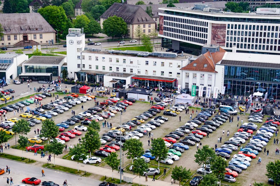 Das Porsche-Treffen auf dem Flugfeld vom Riesenrad aus gesehen. Bild: Dettenmeyer