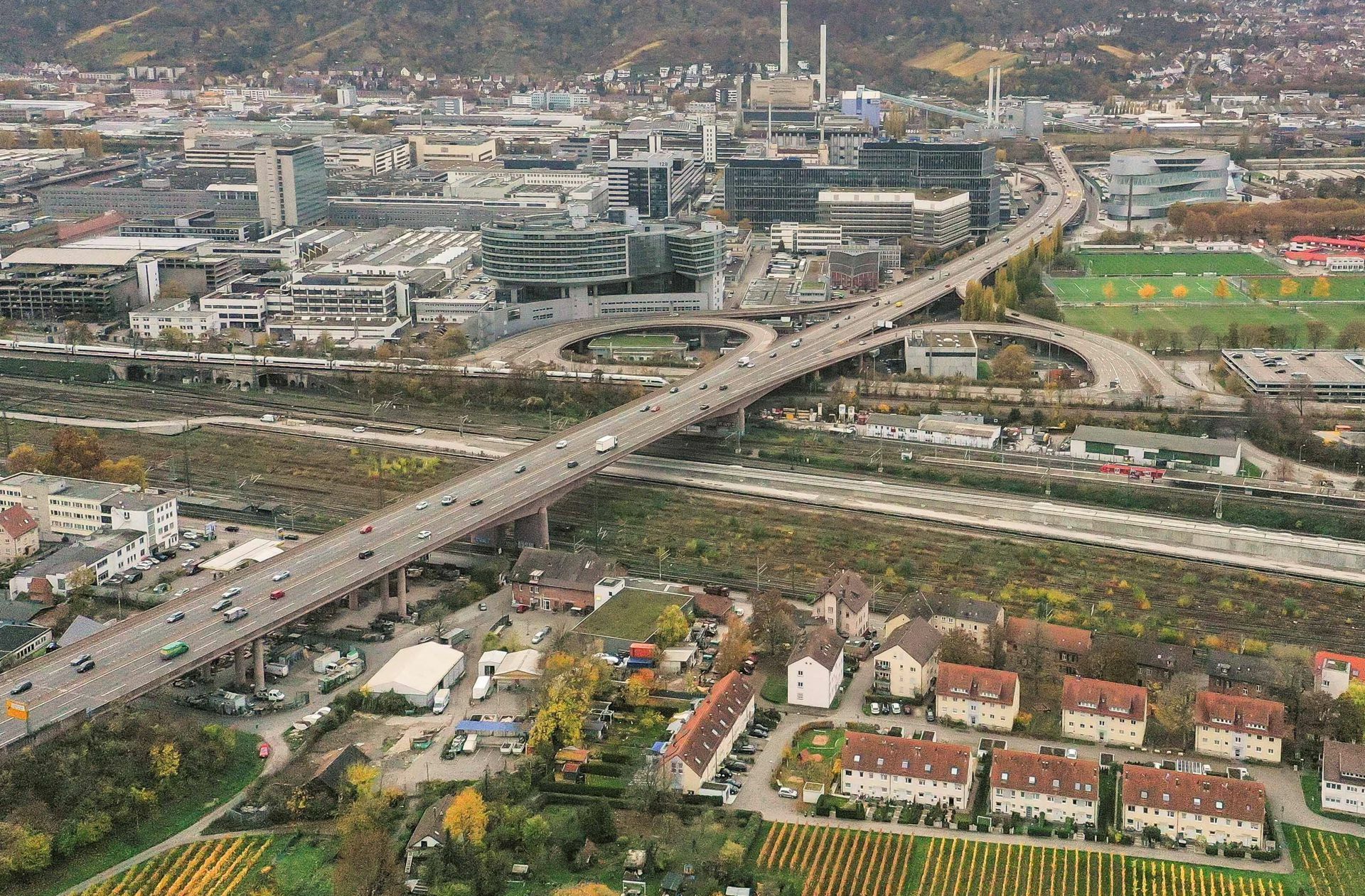 Vielerorts in Baden-Württemberg sind Wohnsiedlungen noch intensivem Straßenlärm ausgesetzt.
 Foto: imago images/Lichtgut/Ma..