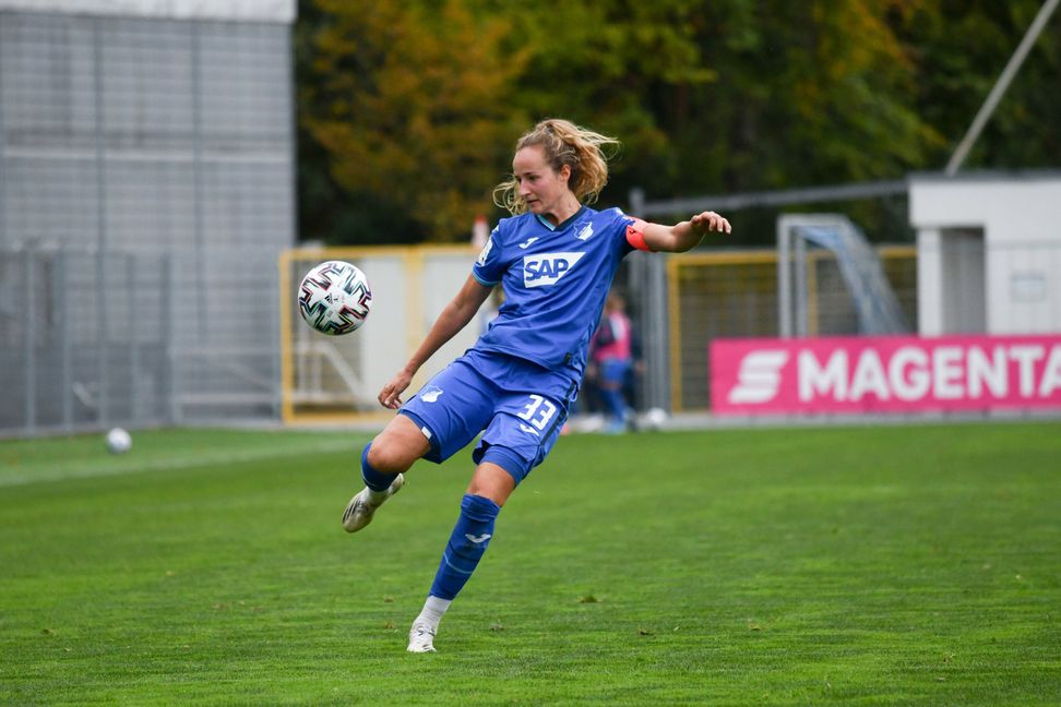 Fabienne Dongus (TSG 1899 Hoffenheim) am Ball.
Bild: Eibner/Memmler