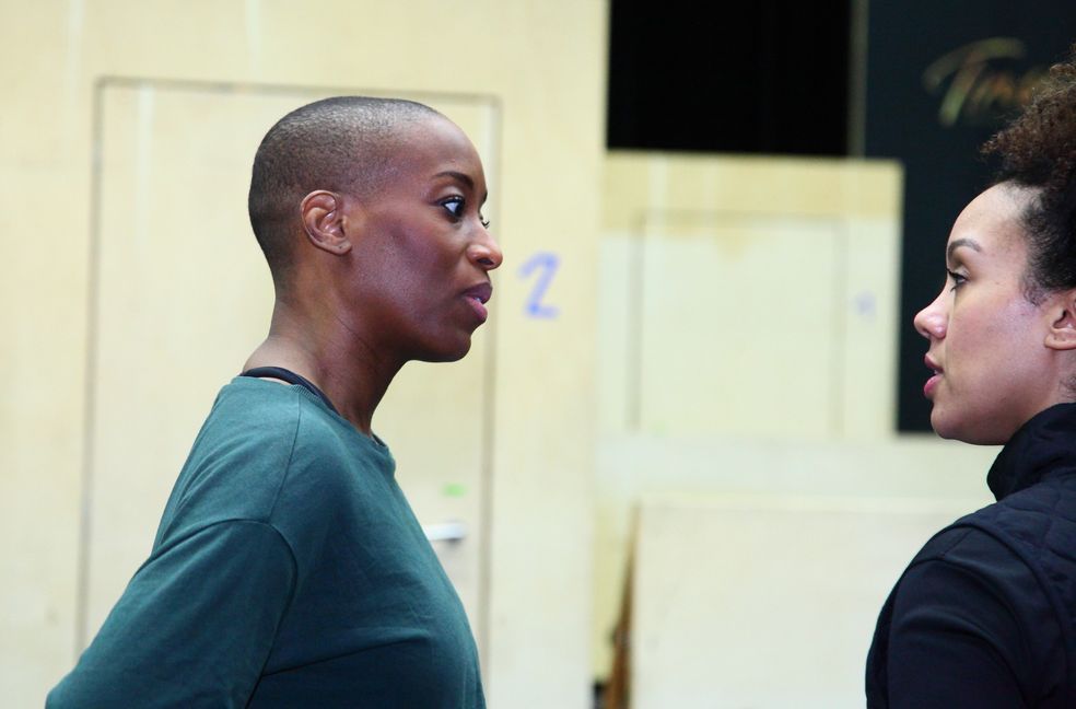 Tina-Hauptdarstellerin Aisata Blackman (links) mit Katherine Hare vom Kreativteam. Bild: Helmut Ulrich