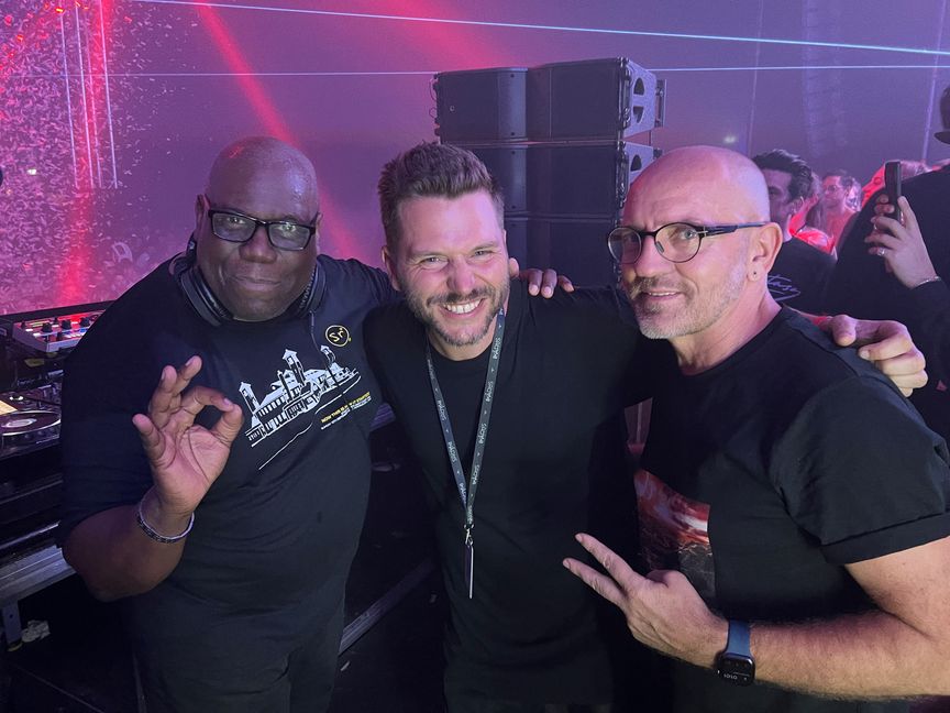 Patrick Gallenmüller zwischen den Techno-Legenden Sven Väth (rechts) und Carl Cox. Bild: z