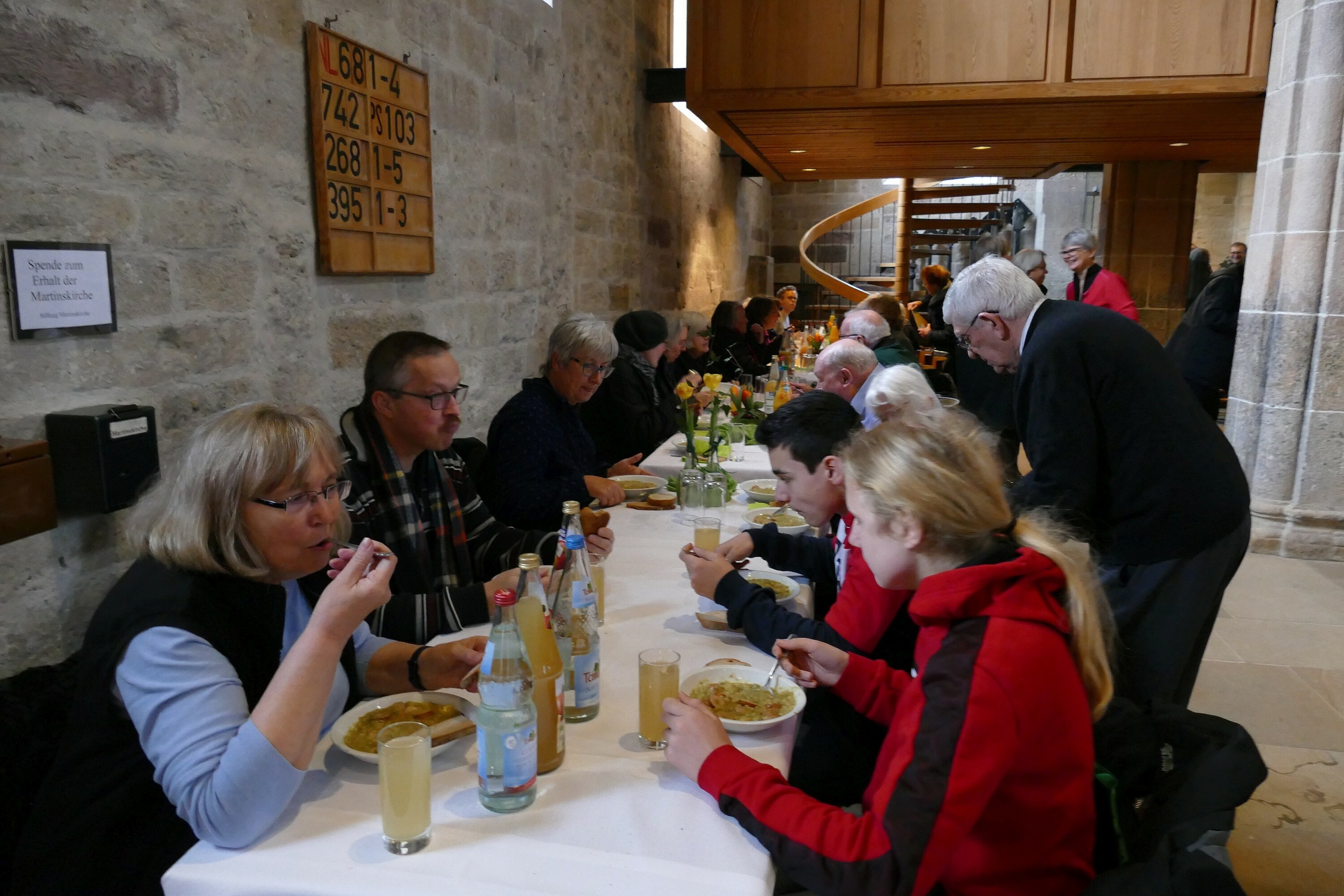 Erbsensuppe in den Seitenschiffen - eine gemeinsame Mahlzeit verbindet.  Bild: Lück