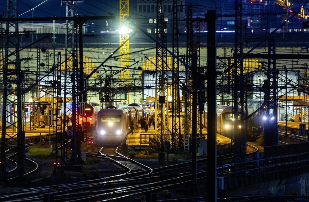 Die Auskunft, welche Züge fahren und wo es zu Verspätungen kommt, ist stark ausbaufähig. Darauf hat Pro Bahn hingewiesen, weil es gerade während der Bahn-Streiks teilweise nur mangelhafte Informationen für Bahnkunden gab.
Foto: imago images/Arnulf Hett..