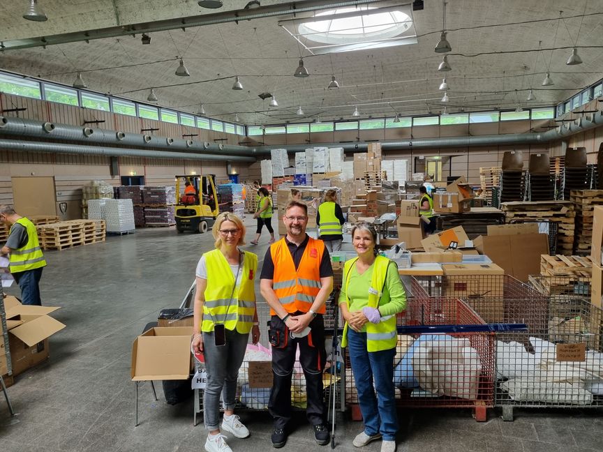 Heike Stahl (von links), Kay Kutzer und Angelika Severin sind drei von mehreren Hundert ehrenamtlichen Kräften, die sich in den vergangenen Monaten für „Helfen statt Hamstern“ beispielhaft in der Klosterseehalle engagiert haben. Auch wenn in der Halle jetzt keine Spenden mehr angeniommen und ausgegeben werden, haben sie dort weiterhin jede Menge zu tun. Bild: Hamann