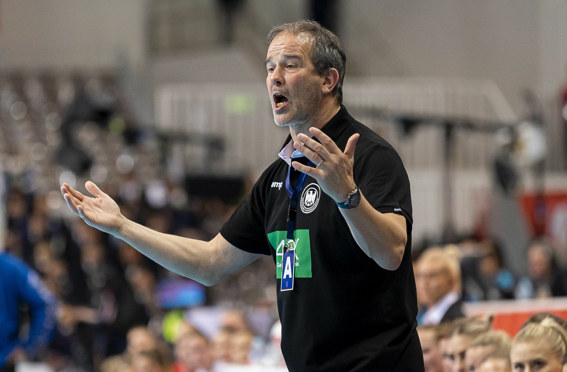 Bundestrainer Henk Groener hadert: Wenn es  darauf ankommt, ist  sein Team wieder einmal nicht da.