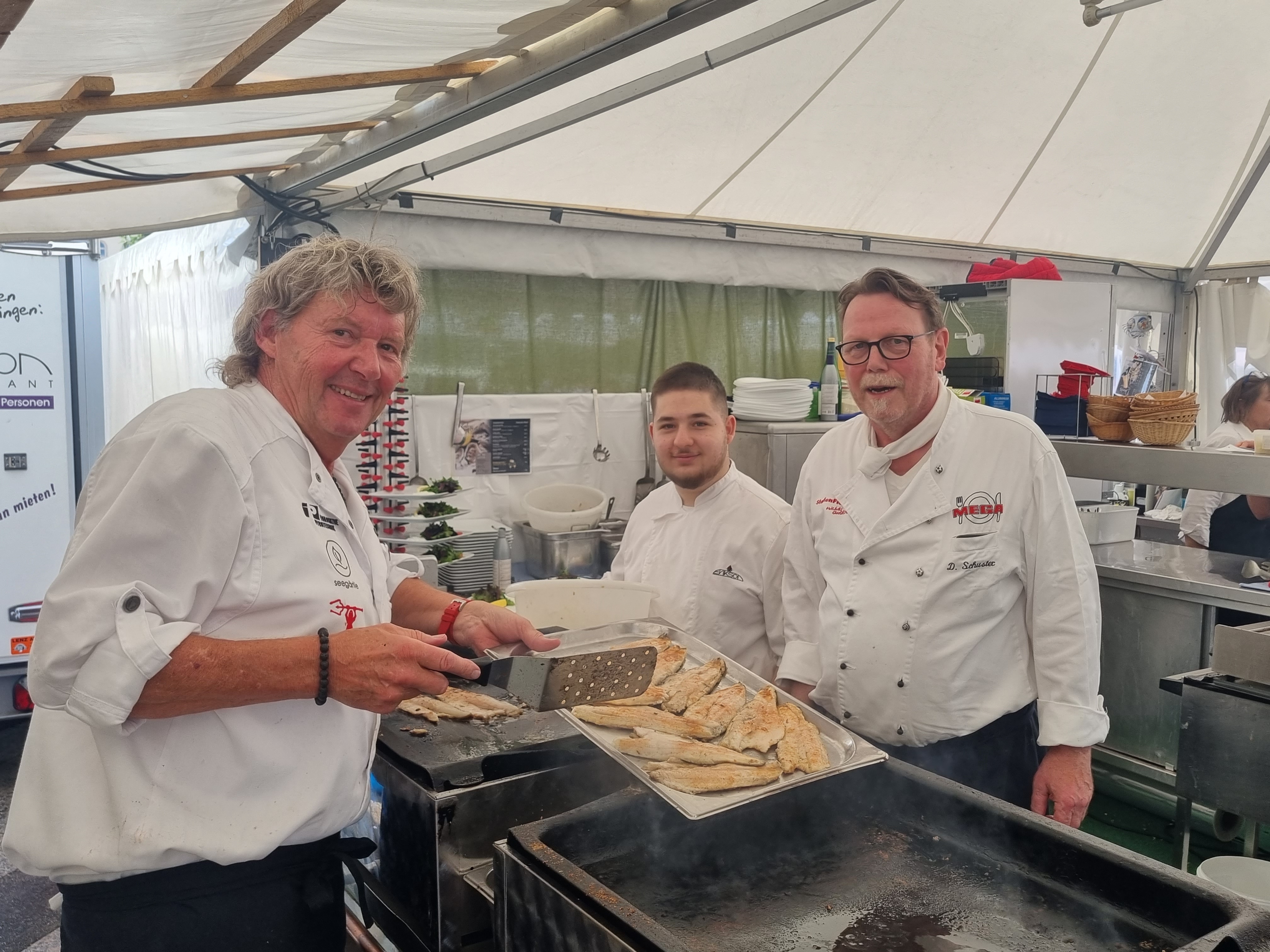 Der ehemalige Bierstadl-Wirt Manfred Hämmerle (links) hat am Samstag und Sonntag im Erikson-Zelt ausgeholfen. Sehr zur Freude von Küchenchef Dieter Schuster (rechts) und Mitarbeiter Dimitrios Tsidiropoulos.  Bild: Hamann