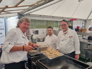 Der ehemalige Bierstadl-Wirt Manfred Hämmerle (links) hat am Samstag und Sonntag im Erikson-Zelt ausgeholfen. Sehr zur Freude von Küchenchef Dieter Schuster (rechts) und Mitarbeiter Dimitrios Tsidiropoulos.  Bild: Hamann
