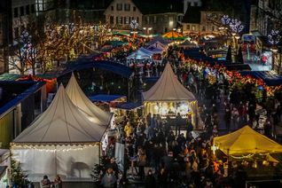 Der festliche dekorierte Marktplatz und das Planiedreieck boten Platz für über 60 Aussteller, die neben genussvollen Leckereien auch allerlei Kunsthandwerk anboten.     Bild: Dettenmeyer